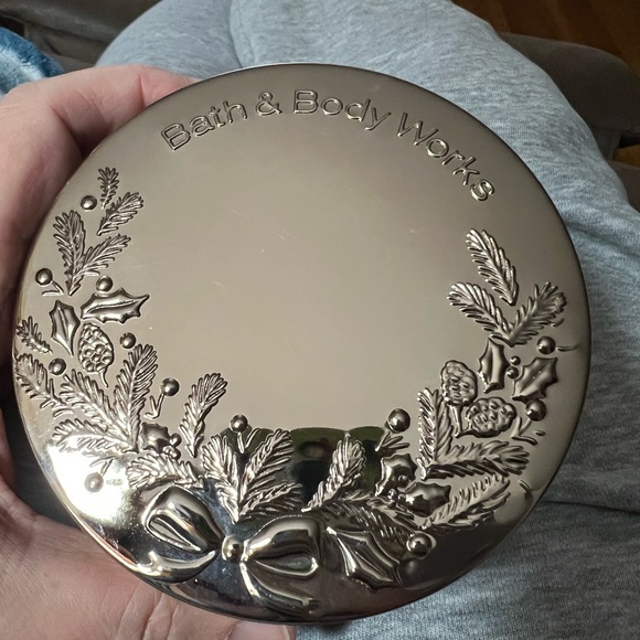 Bath & Body Works Red 'Tis The Season Candle - Picture 4 of 4